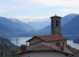 Kirche von Fonteno und Iseo See von Palabras